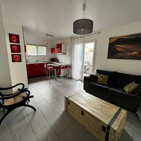 Exceptional T2 Independent, Garden, 400 M Apartment *