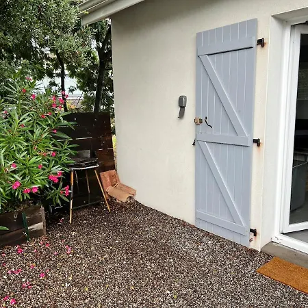 Exceptional T2 Independent, Garden, 400 M Apartment