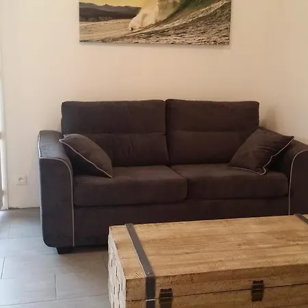 Exceptional T2 Independent, Garden, 400 M *